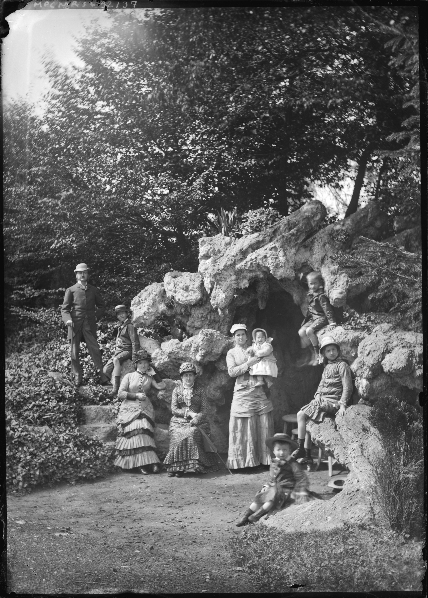 Groupe dans un jardin chez Goër