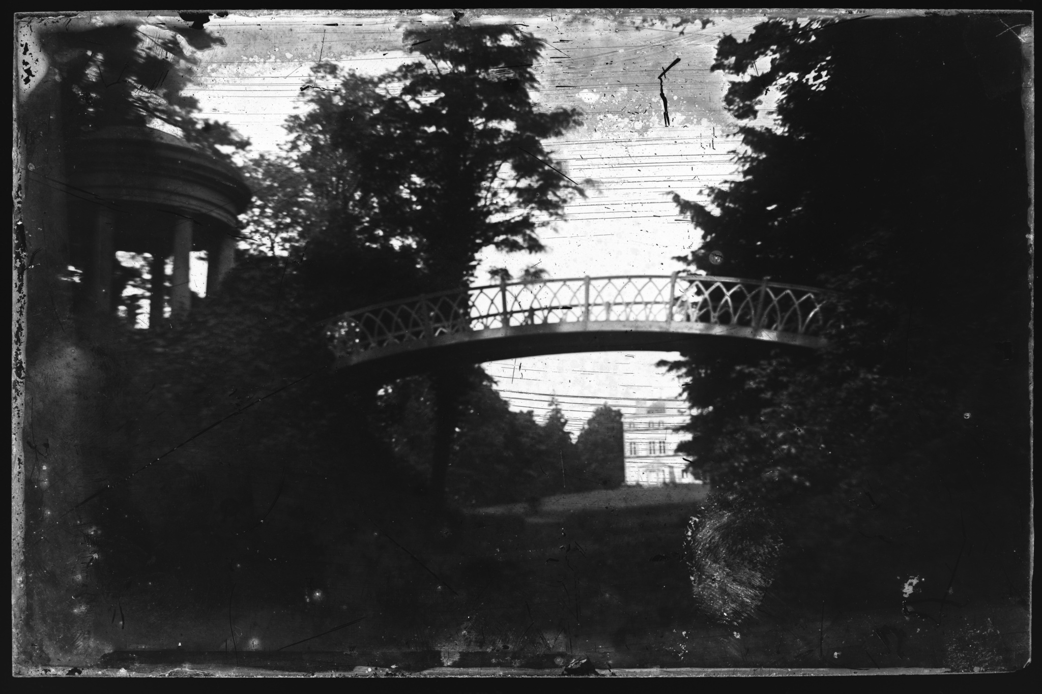 Tempietto et pont dans le parc de Longchamps