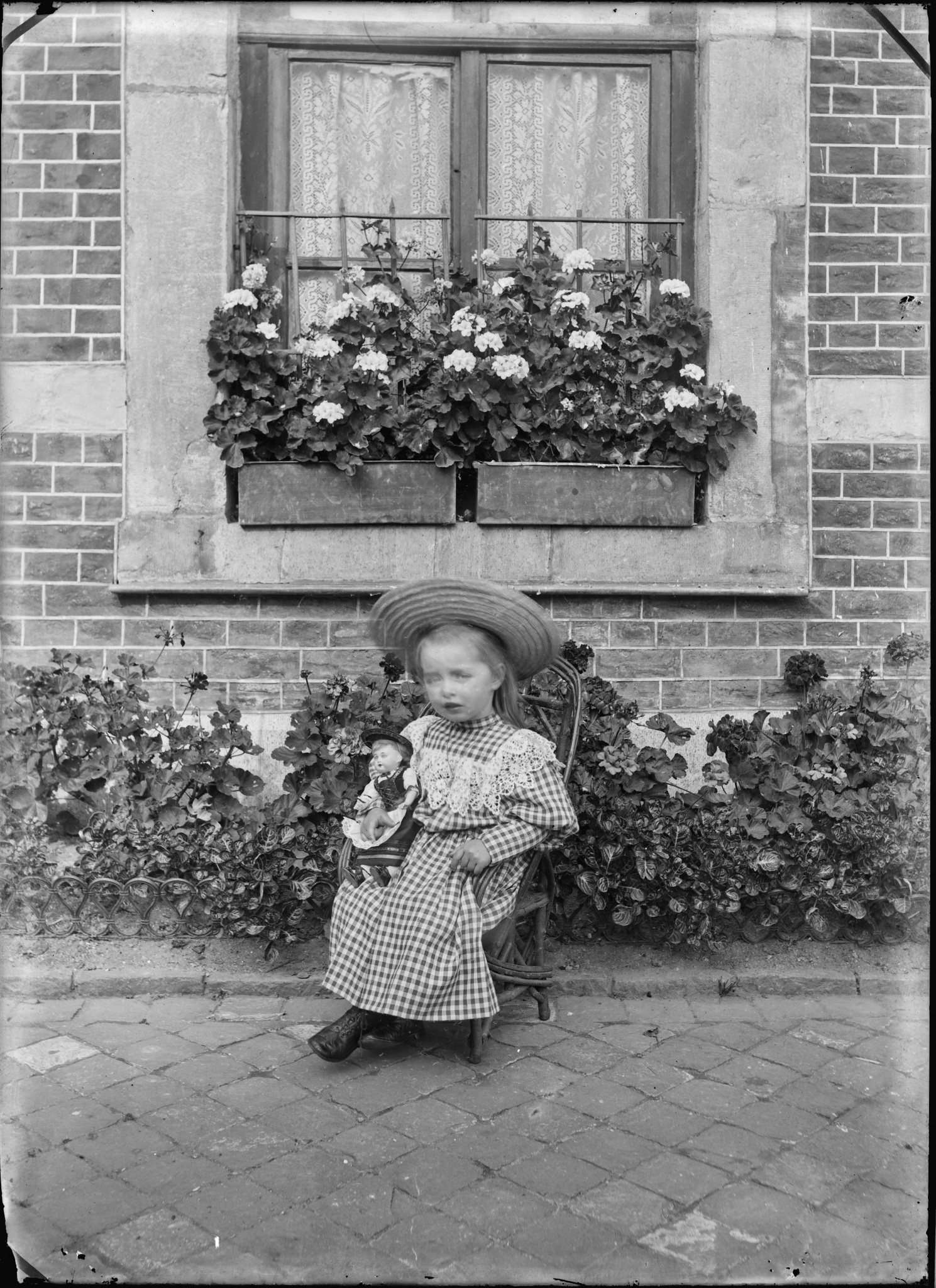 Une petite fille de Potesta assise à l'extérieur tenant une poupée
