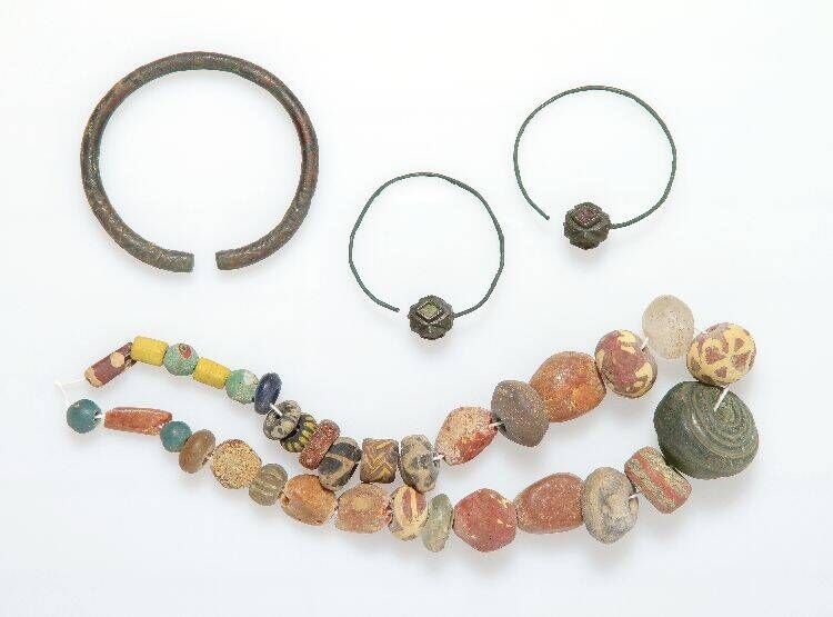 Boucles d'oreille, bracelet et collier