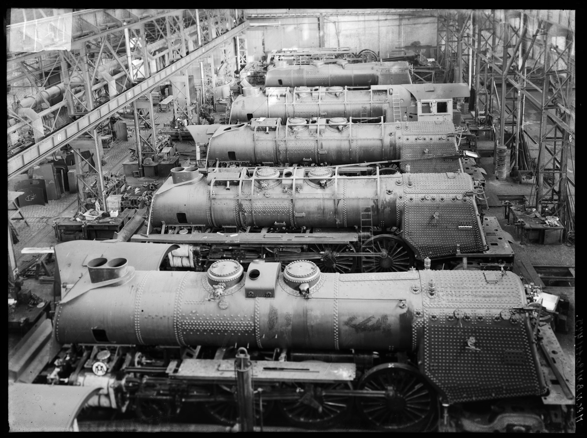 Alignement de locomotives en construction