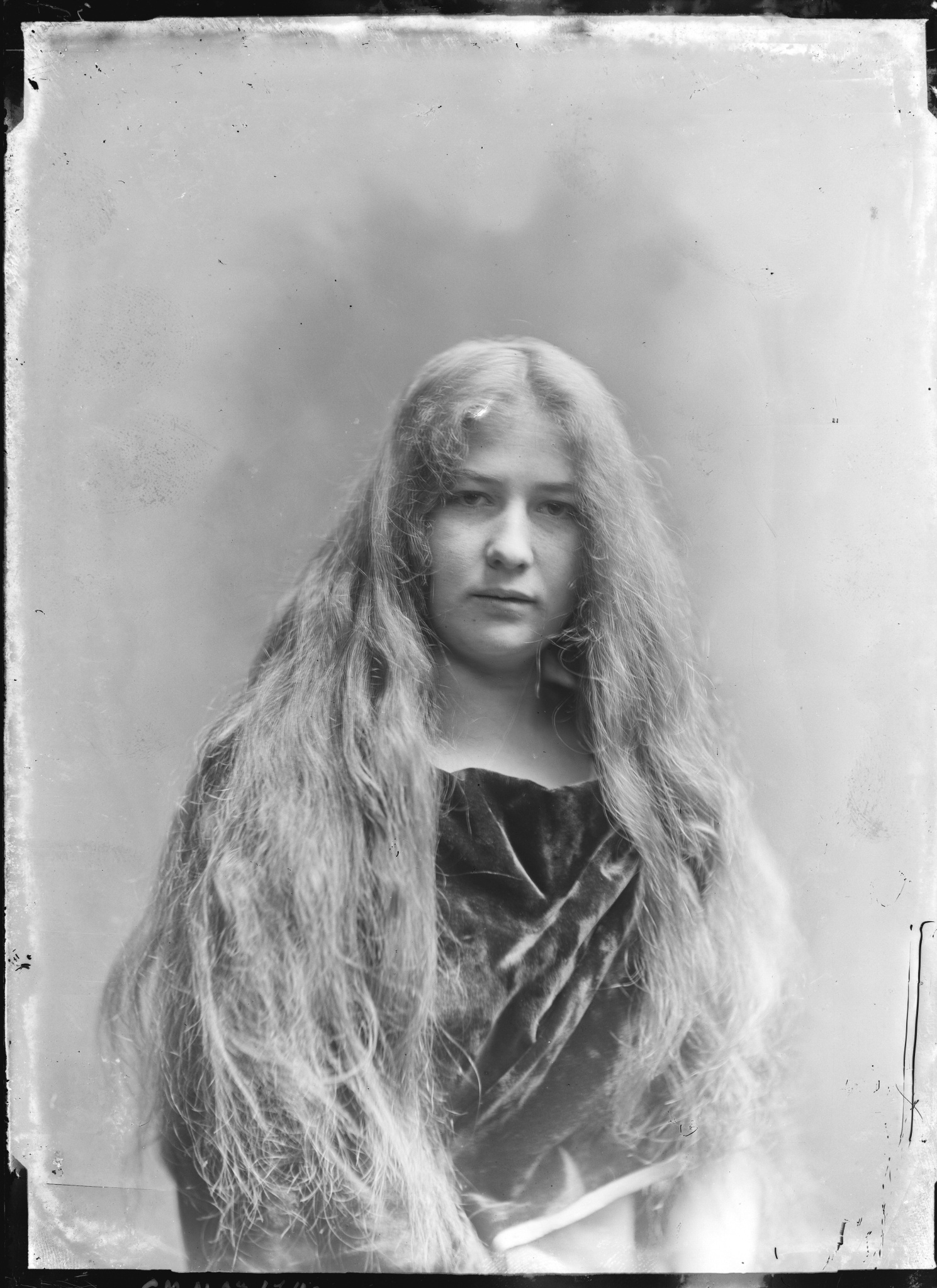 Jeune femme aux longs cheveux blonds