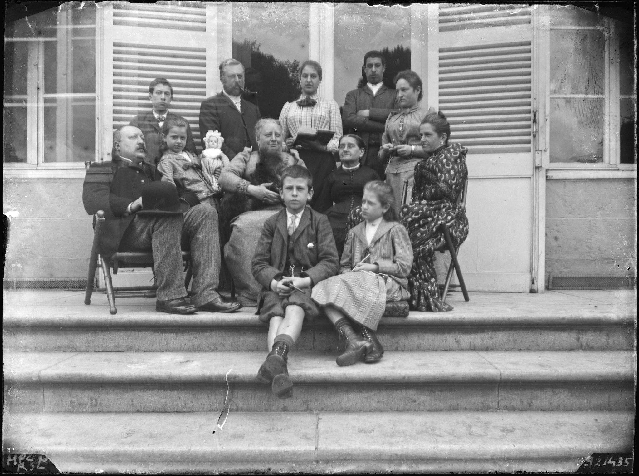 Famille de Selys sur la terrasse du château de Luchin