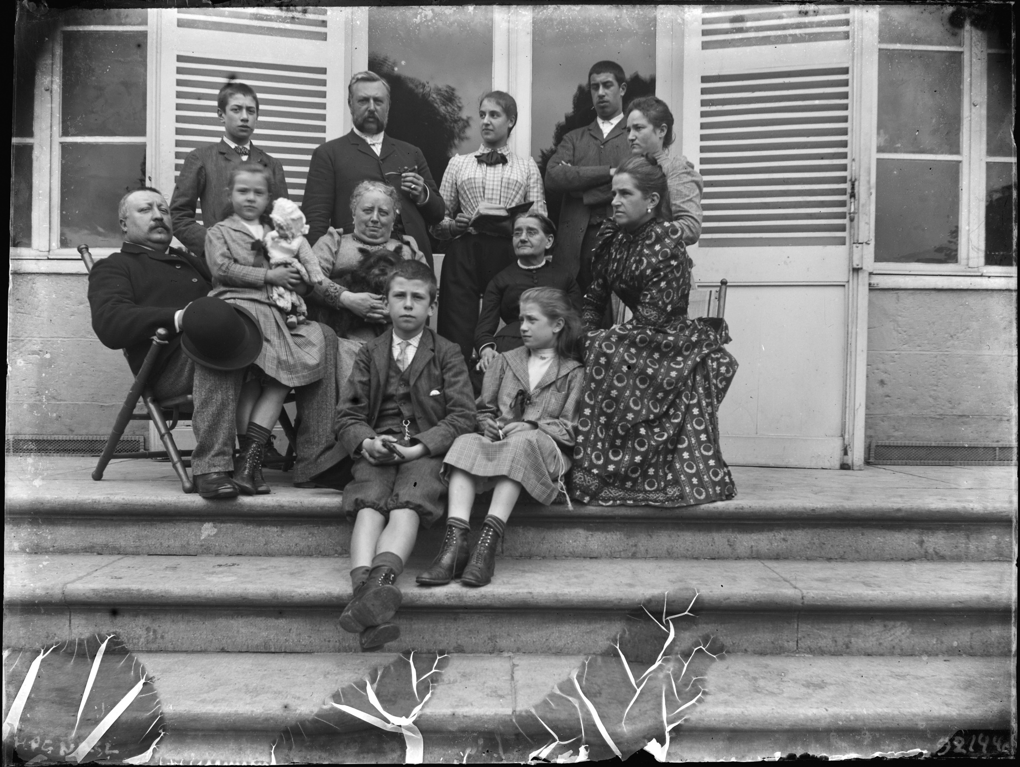 Famille de Selys sur la terrasse du château de Luchin