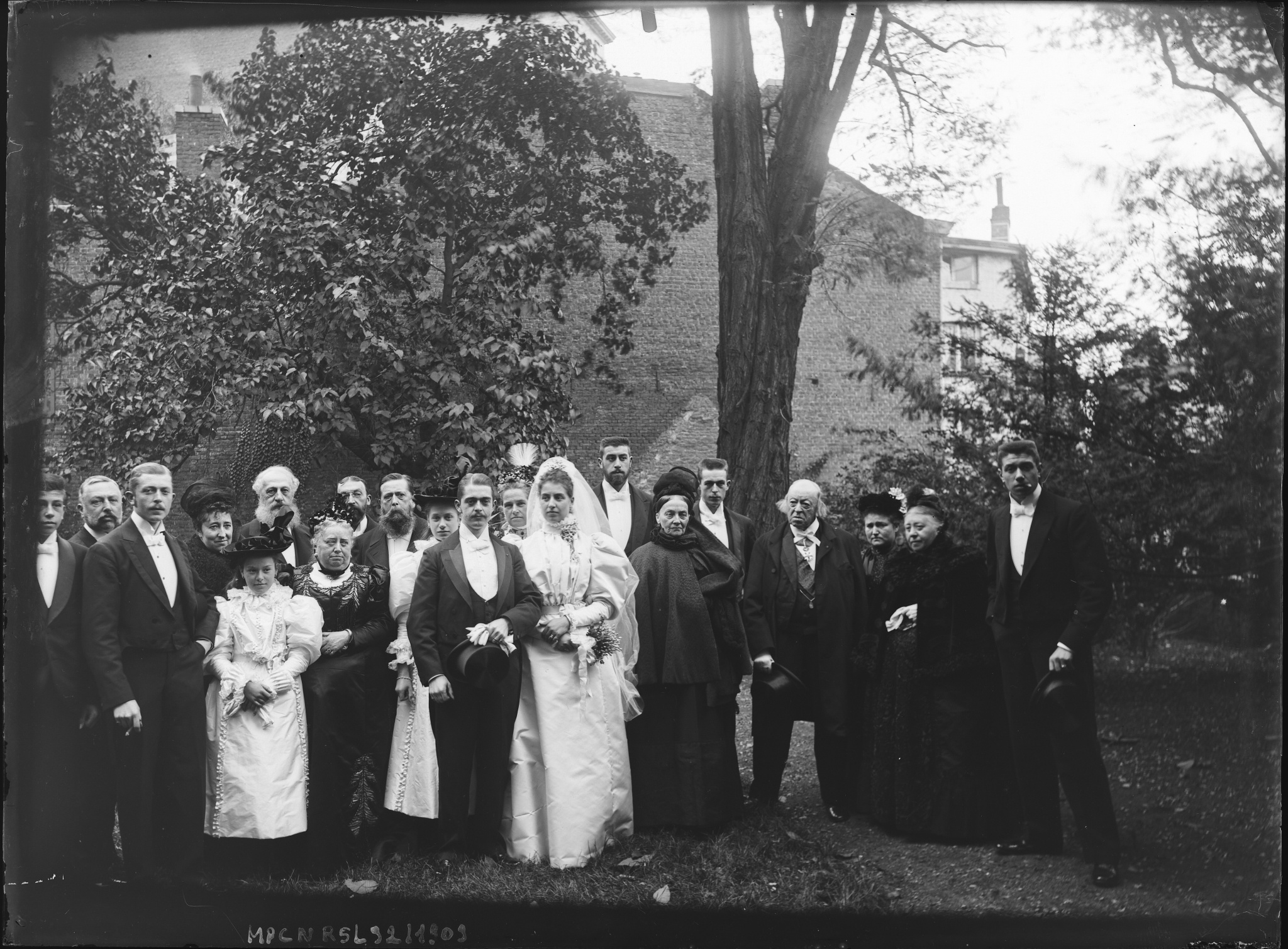 Lors du mariage de Marguerite de Selys et Georges de Potesta de Waleffe dans le jardin du boulevard de la Sauvenière