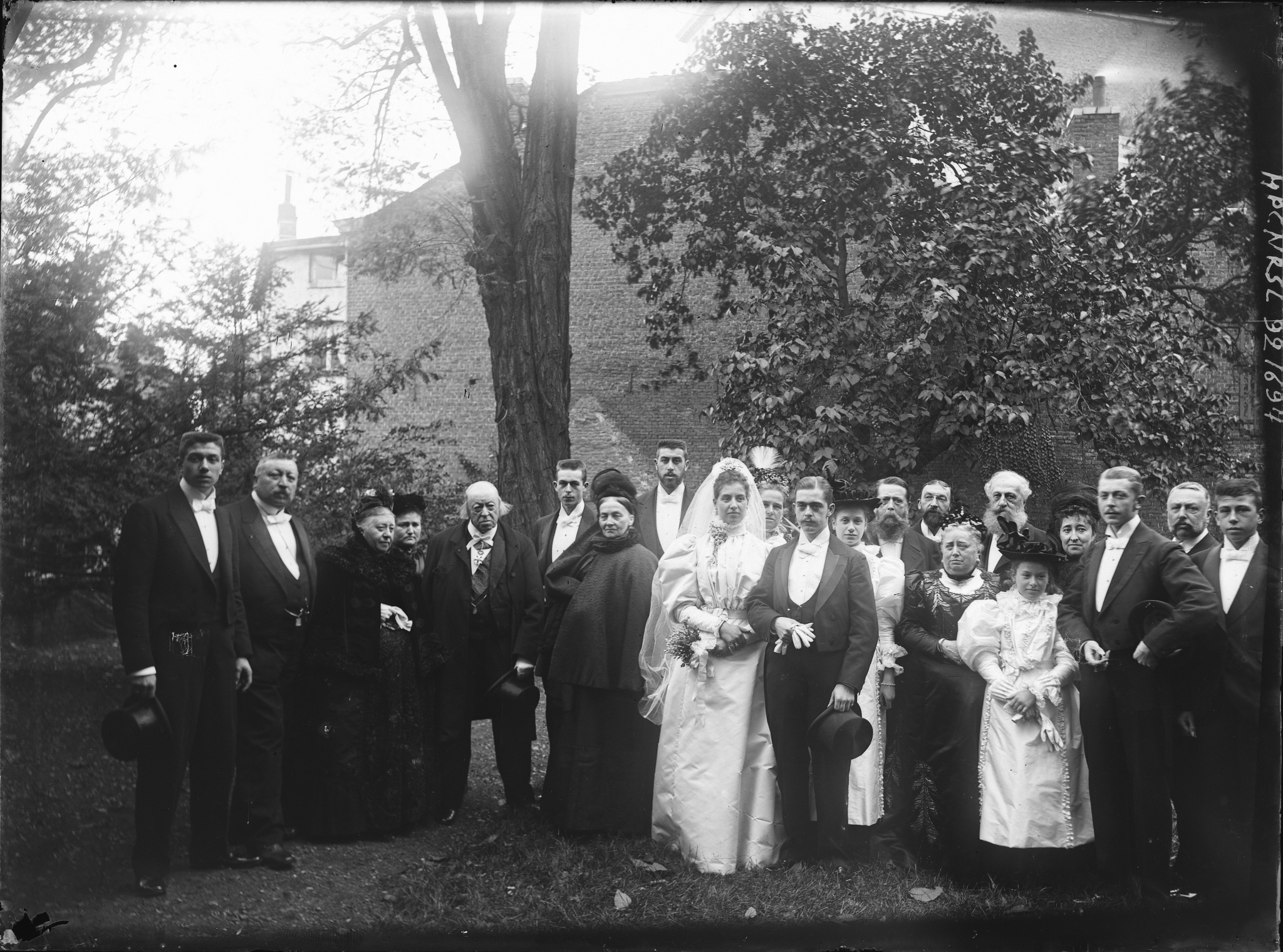 Lors du mariage de Marguerite de Selys et Georges de Potesta de Waleffe dans le jardin du boulevard de la Sauvenière