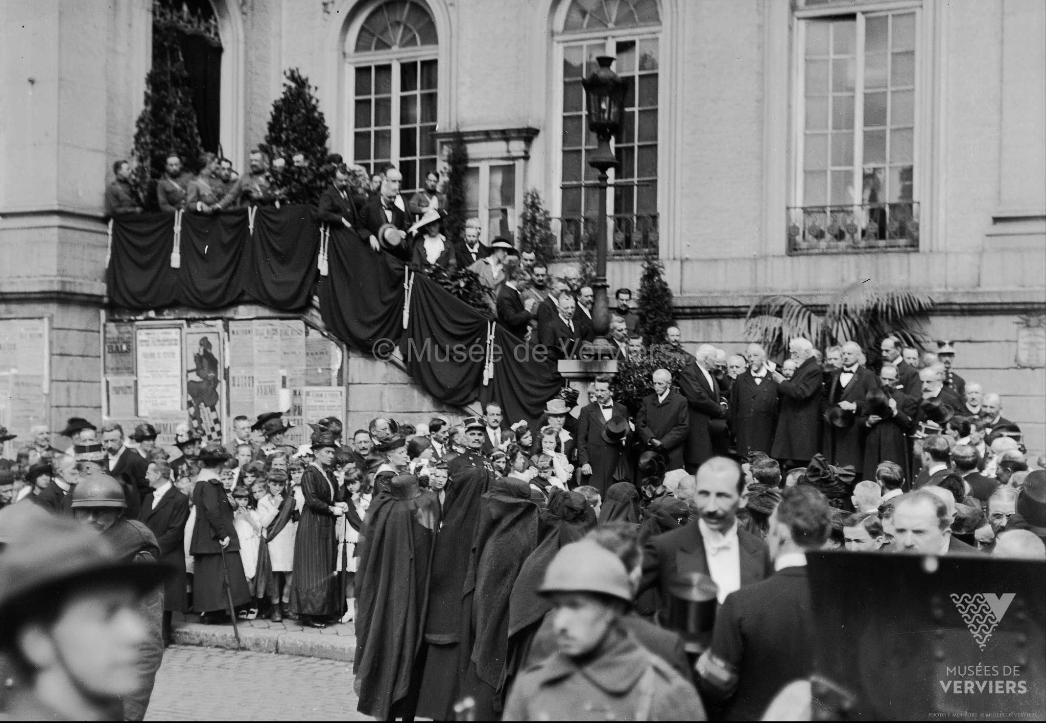 Hommage aux fusillés de la guerre 14-18 : discours du bourgmestre Eugène Mullendorff sur le parvis de l'hôtel de ville