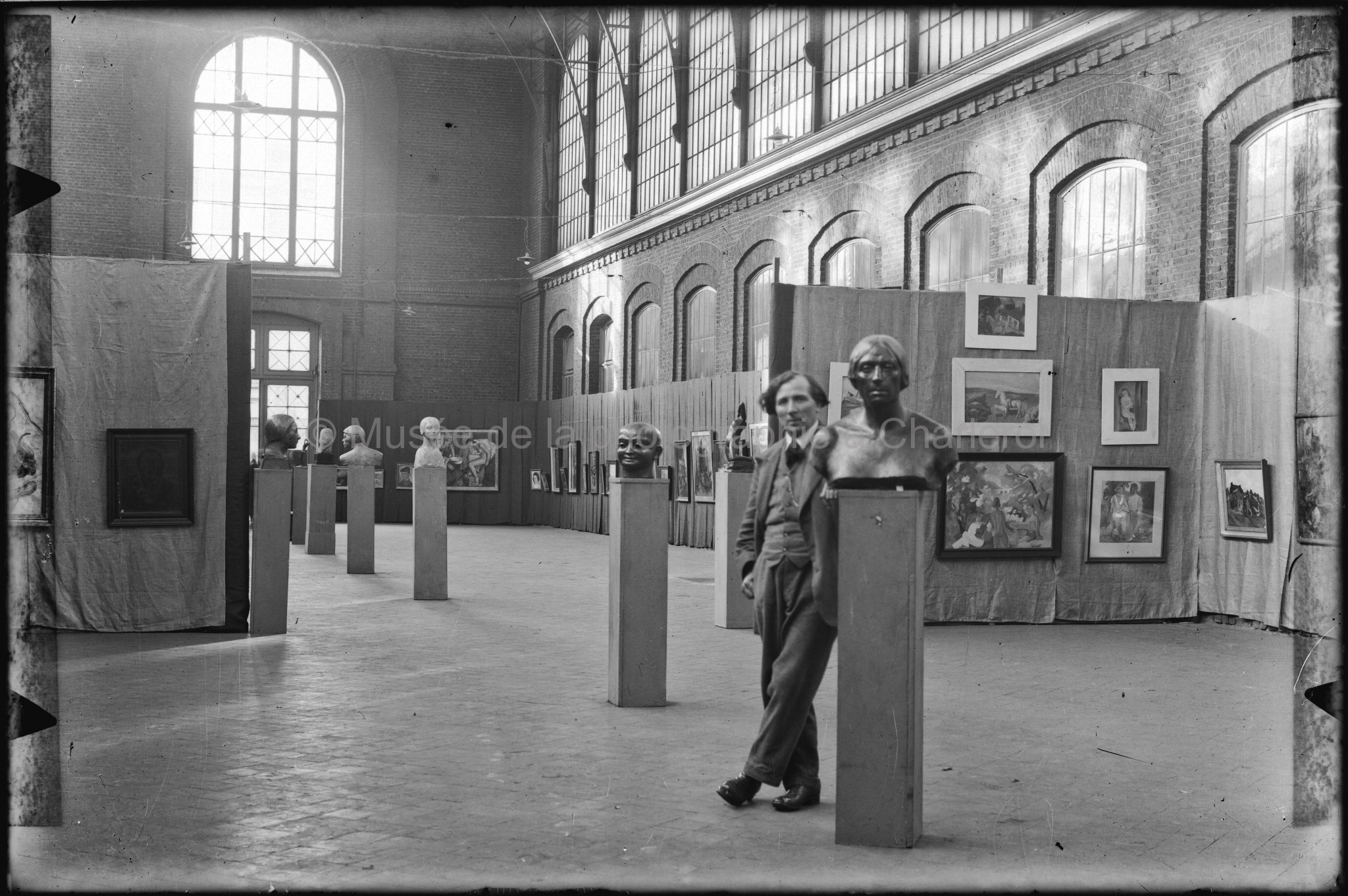 Vue exposition ["l'art vivant au Pays de Charleroi"]