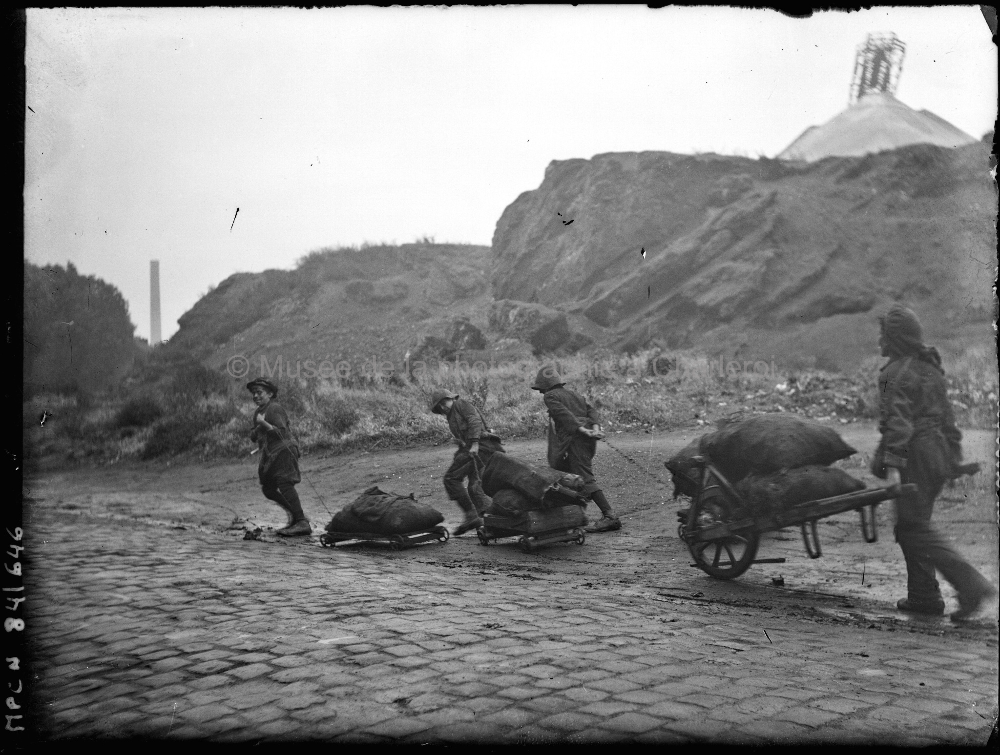 Enfants transportant du charbon dans des chariots