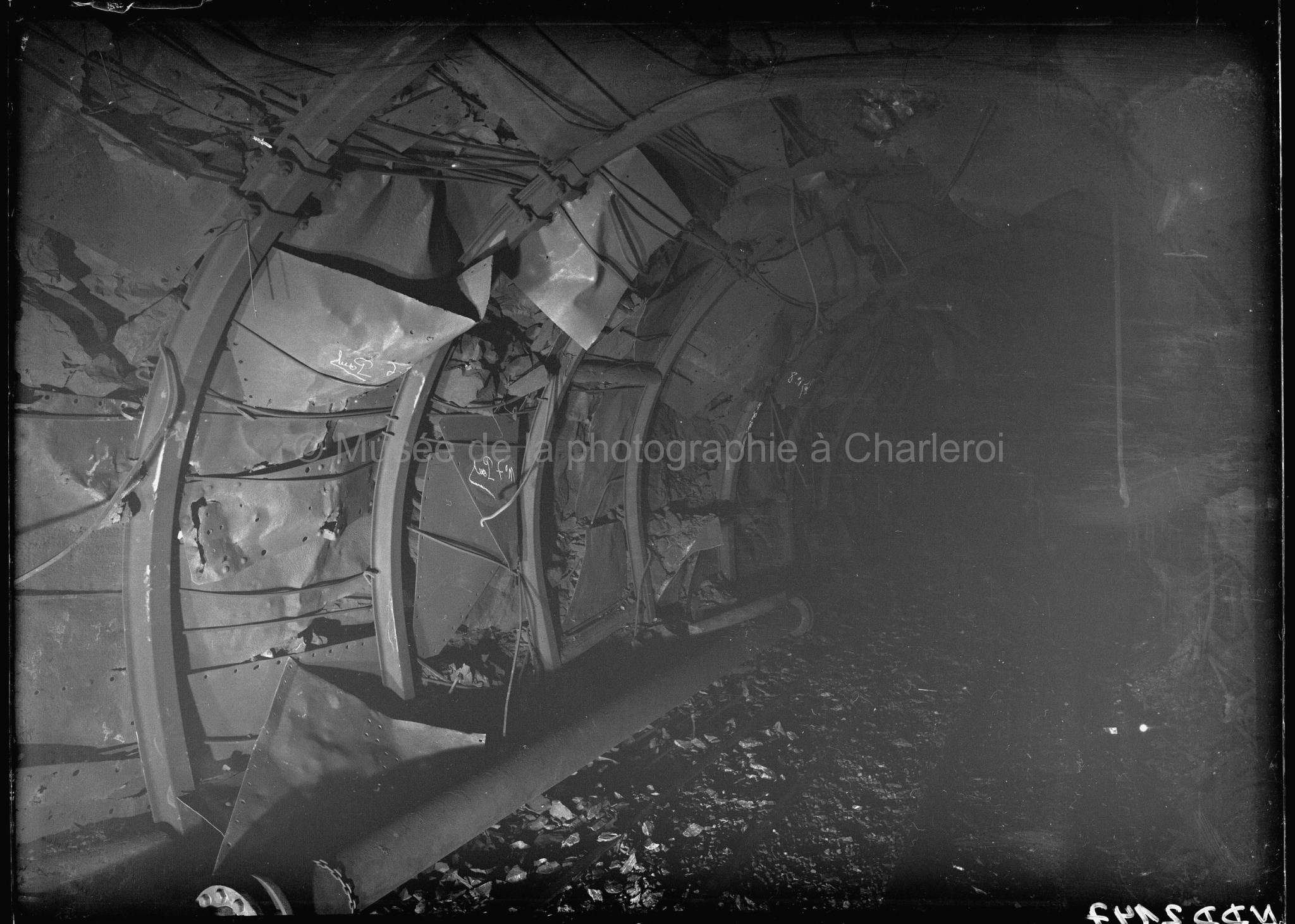 Coup de grisou dû au mauvais fonctionnement d'une locomotive (10 victimes) dégâts occasionnés au revêtement de la galerie par l'explosion