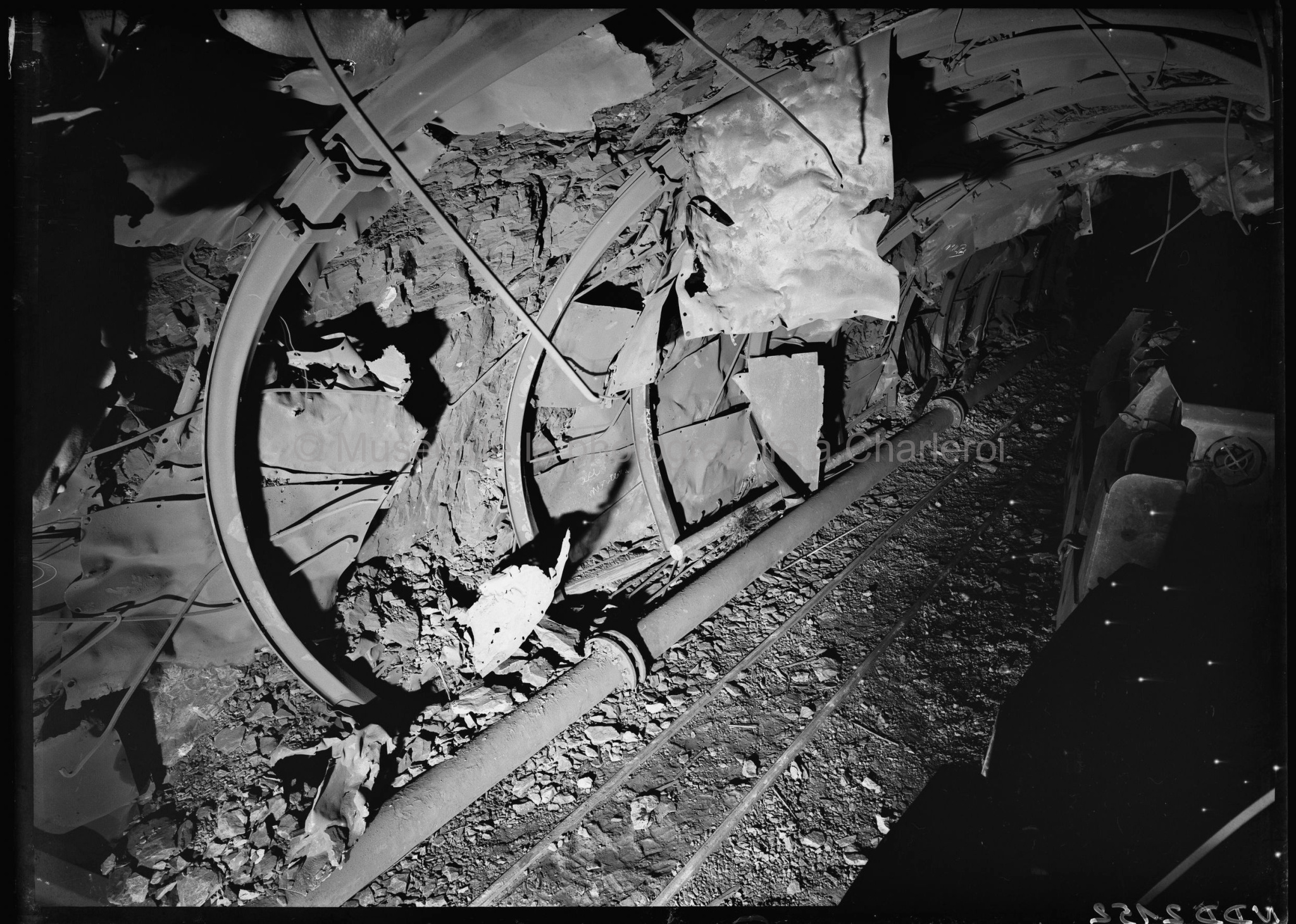 Coup de grisou dû au mauvais fonctionnement d'une locomotive (10 victimes) dégâts occasionnés au revêtement de la galerie par l'explosion
