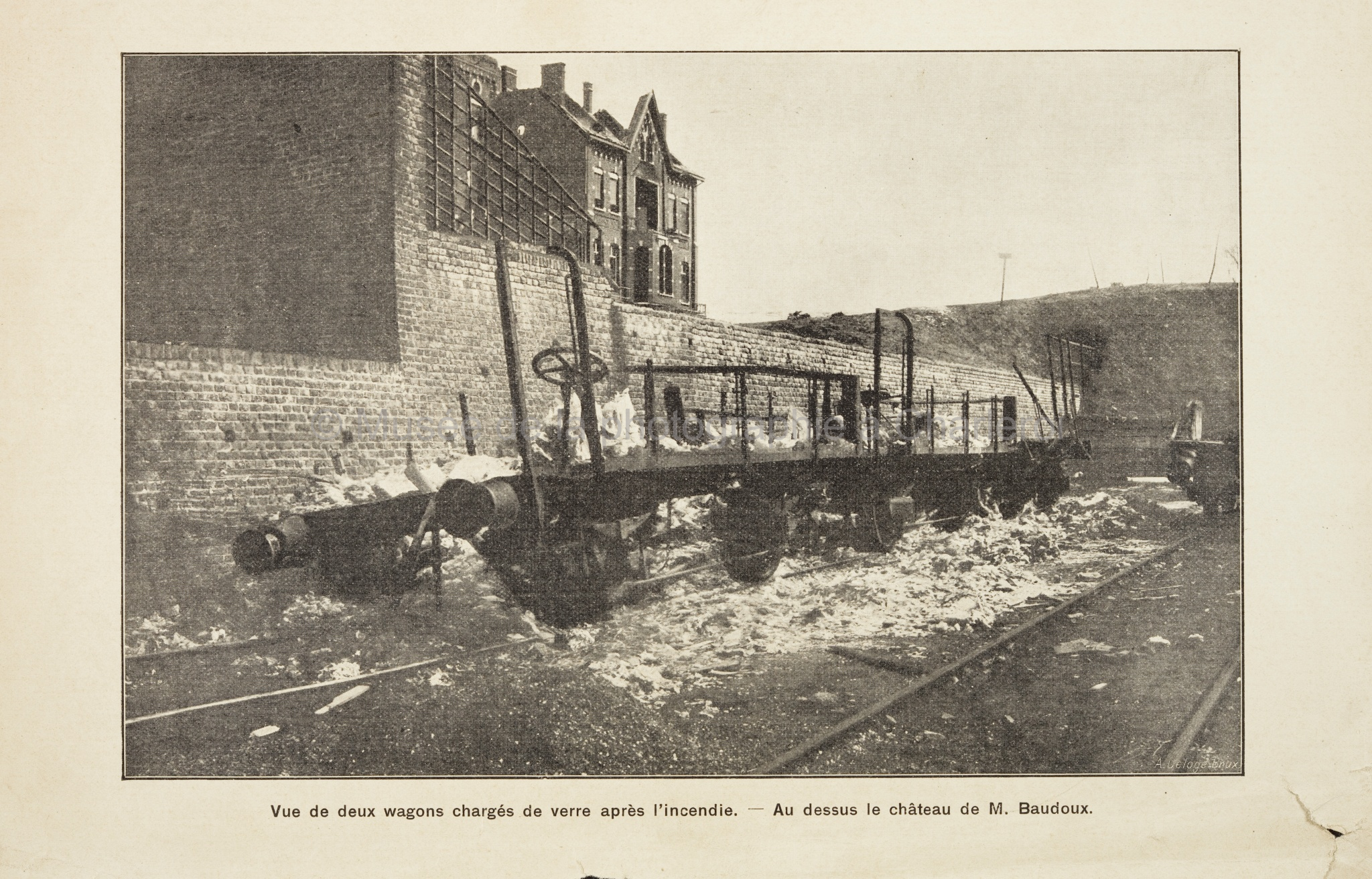 Vue de deux wagons chargés de verre après l'incendie - Au dessus le château de M. Baudoux